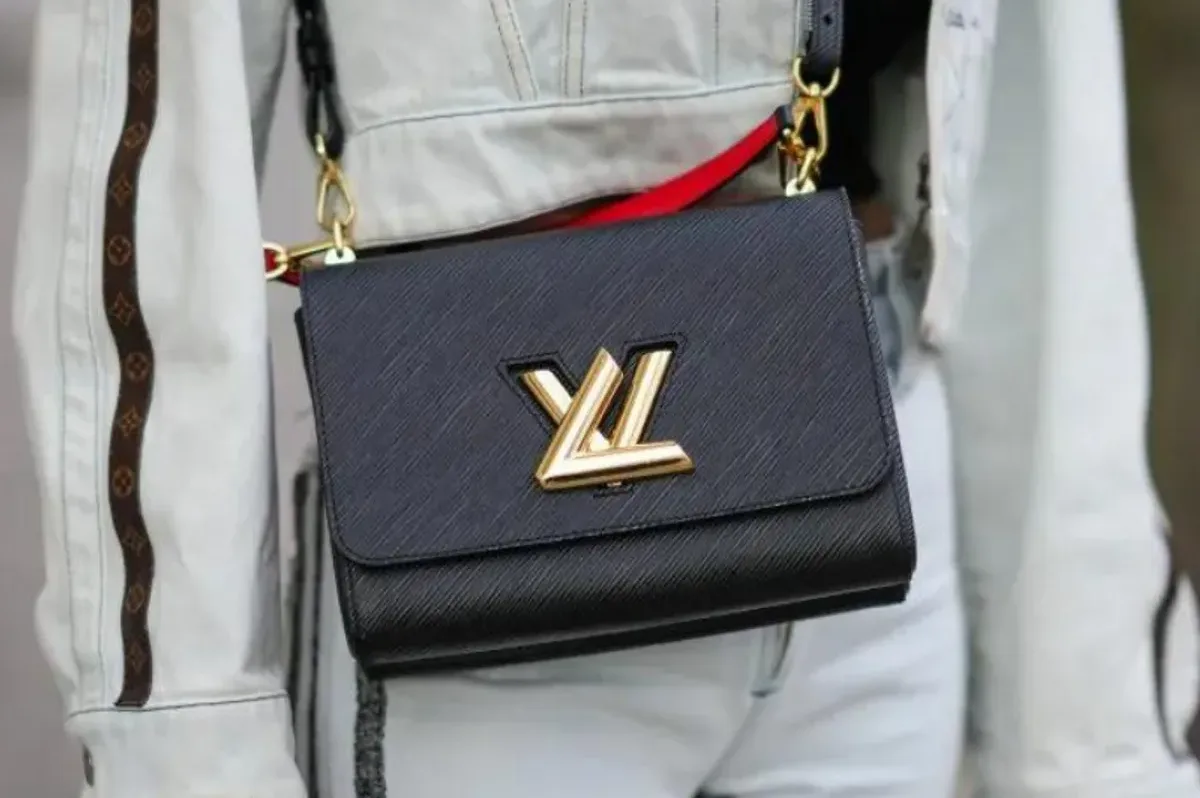 Make an Impression with Style - Get a Luxurious Louis Vuitton Perfect Copy Bag Today!